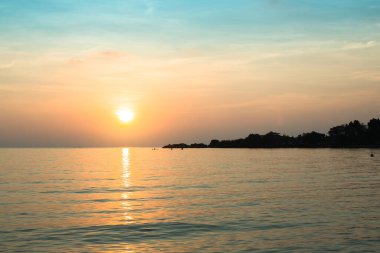 Tayland Körfezi 'nde güzel bir gün batımı.