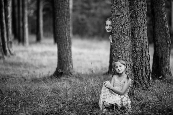 Dos Niñas Diez Años Posan Para Una Foto Parque Foto — Foto de Stock