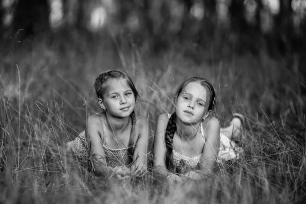 Two Ten Year Old Girls Pose Photo Park Black White — Stock Photo, Image