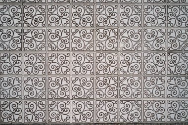 Sokaktaki geleneksel eski fayans duvarı teneke kaplı, azulejos seramik döşeme işi. Porto, Portekiz.