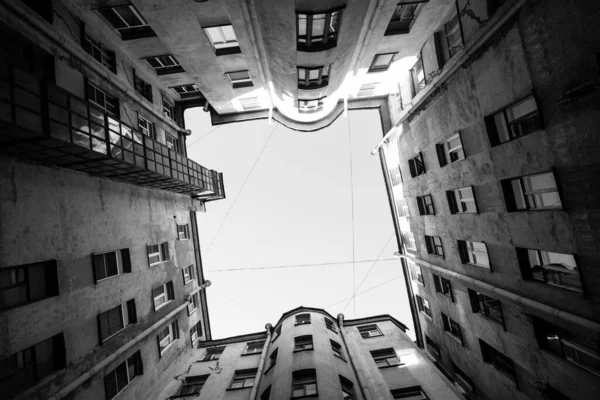 St. Petersburgdaki tipik bir bahçe kuyusu manzarası. Siyah beyaz fotoğraf..