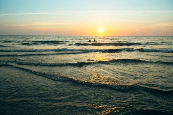 美丽柔和温暖的落日落在海面上 — 图库照片