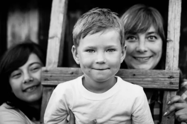 Retrato Niño Pequeño Con Madre Hermana Mayor Foto Blanco Negro —  Fotos de Stock