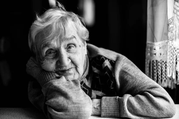 Yaşlı Bir Kadının Yakın Plan Portresi Siyah Beyaz Fotoğraf — Stok fotoğraf