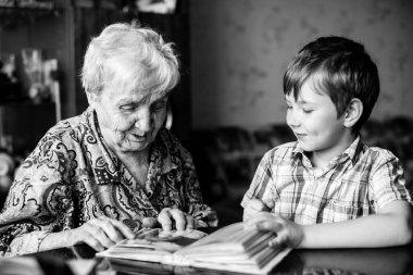 Yaşlı bir kadın ve torun. Siyah beyaz fotoğraf..