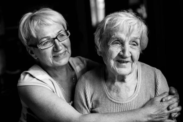 Portrett Gammel Kvinne Med Sin Voksne Datter Svart Hvit Fotografering – stockfoto