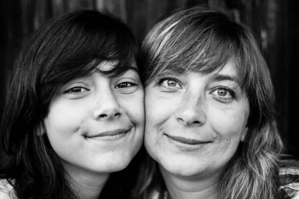 女性と彼女の娘の10代の女の子のクローズアップ肖像画 白黒写真 — ストック写真
