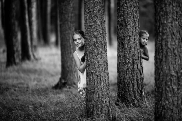 Duas Raparigas Dez Anos Jogam Parque Foto Preto Branco — Fotografia de Stock