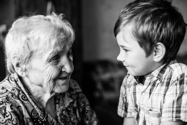 Une Vieille Femme Est Assise Avec Son Petit Fils Photographie — Photo