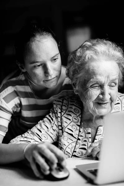Kız Büyükannesine Bilgisayarda Çalışmayı Öğretiyor Siyah Beyaz Fotoğraf — Stok fotoğraf