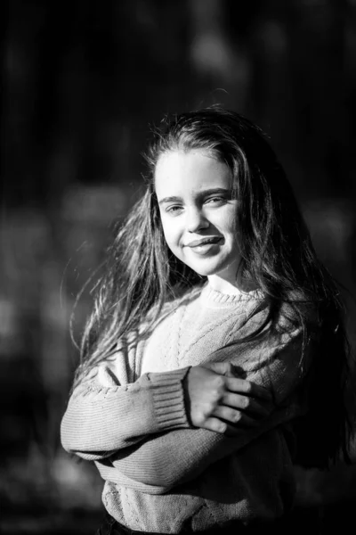 Retrato Una Chica Con Pelo Largo Parque Foto Blanco Negro — Foto de Stock