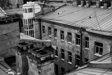 St. Petersburg 'un çatılarının manzarası. Siyah beyaz fotoğraf