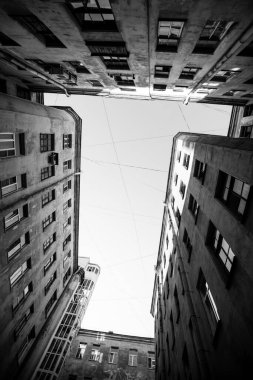 St. Petersburglu 'nun eski mahallesinde. Siyah beyaz fotoğraf..