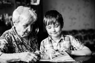 Yaşlı bir kadın ve torun. Siyah beyaz fotoğraf.