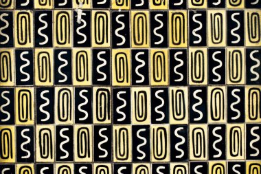 Sokaktaki geleneksel eski fayans duvarı Portekiz teneke kaplı, azulejos seramik seramik işi. Porto, Portekiz.