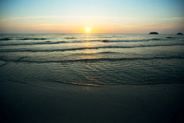 Romantyczny Pejzaż Morski Chłodnych Kolorach Zachodzie Słońca — Zdjęcie stockowe