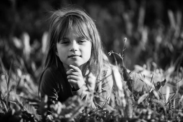 Aranyos Kislány Fekszik Fűben Fekete Fehér Fénykép — Stock Fotó