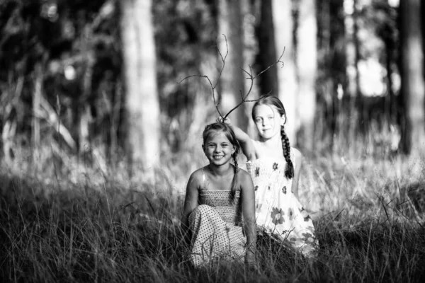 Δύο Δεκάχρονα Κορίτσια Ποζάρουν Για Μια Φωτογραφία Στο Πάρκο Ασπρόμαυρη — Φωτογραφία Αρχείου