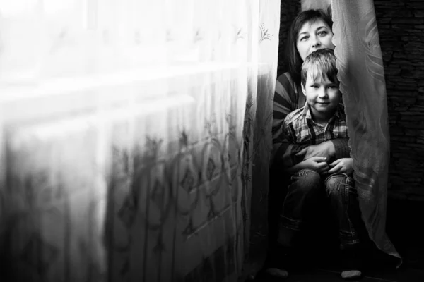 部屋で若い息子と遊んでいる女性 白黒写真 — ストック写真