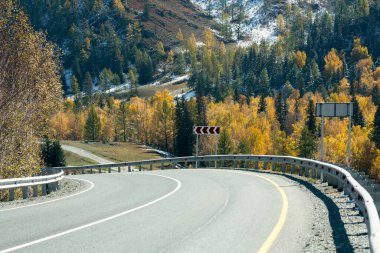 Rusya 'daki Chuya Karayolu ve Altai Dağları manzarası.