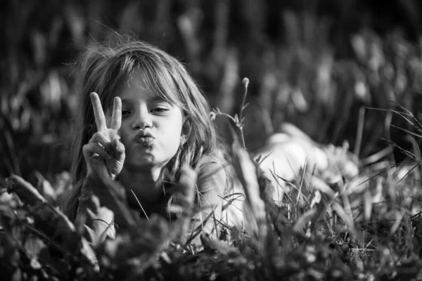 Holčička Leží Trávě Černobílá Fotografie — Stock fotografie