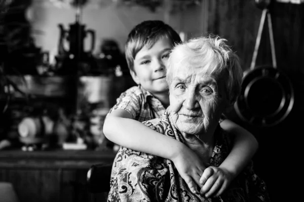 Gammal Kvinna Med Sitt Lilla Barnbarn Närbild Porträtt Svart Och — Stockfoto