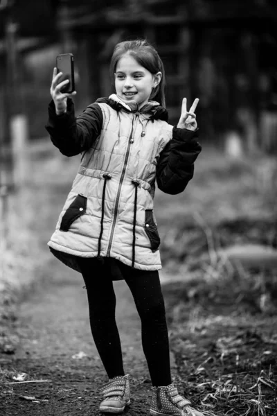 Klein Meisje Maakt Selfie Aan Telefoon Buiten Zwart Wit Fotografie — Stockfoto