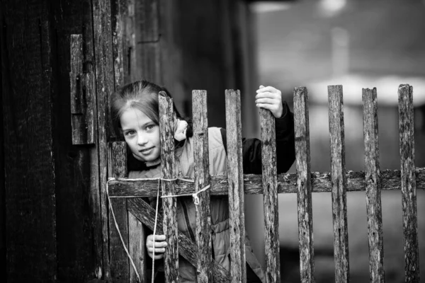 Retrato Uma Menina Bonita Atrás Uma Cerca Madeira Pátio Uma — Fotografia de Stock