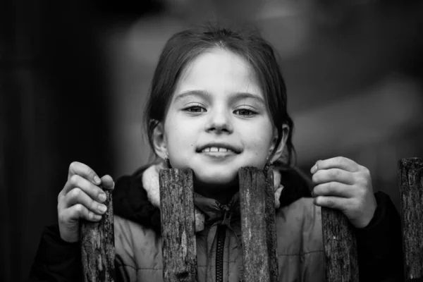 Retrato Menina Atrás Uma Cerca Madeira Aldeia Foto Preto Branco — Fotografia de Stock