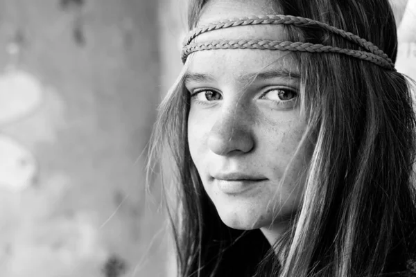 Young Girl Hippie Black White Portrait Outdoor — Stock Photo, Image