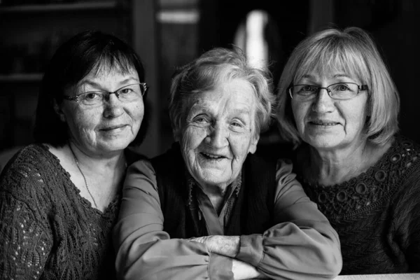 Una Anciana Con Dos Hijas Adultas Fotografía Blanco Negro —  Fotos de Stock