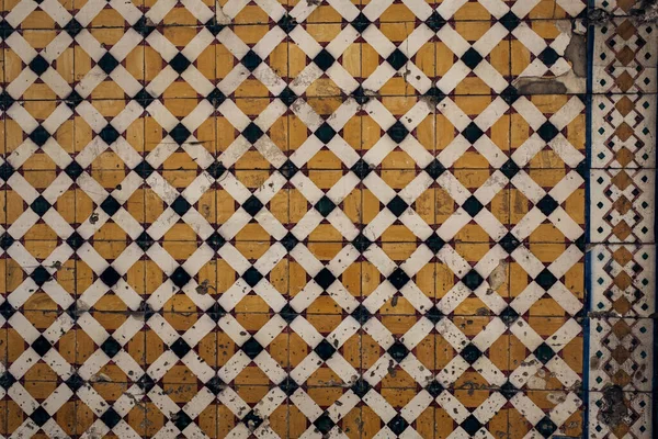 街道上传统的瓷砖墙葡萄牙画的是镀锡釉面的阿祖乔瓷瓷砖 葡萄牙波尔图 — 图库照片