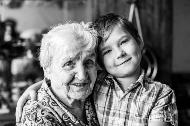 Torunuyla birlikte yaşlı bir kadın. Siyah beyaz portre.