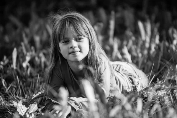 Niña Tendida Pasto Fotografía Blanco Negro — Foto de Stock