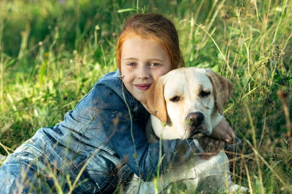 Menina Adolescente Ruiva Deitada Com Cão Grama — Fotografia de Stock