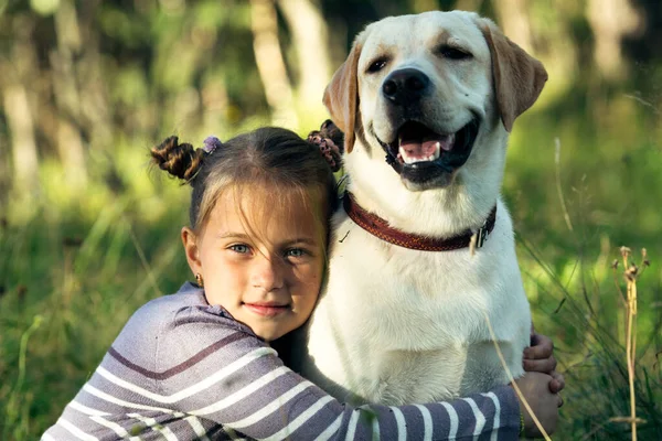 Parkta Bir Köpekle Küçük Bir Kız Portresi — Stok fotoğraf