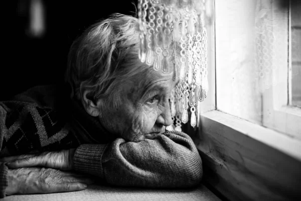 窓を見ている老女 白黒写真 — ストック写真