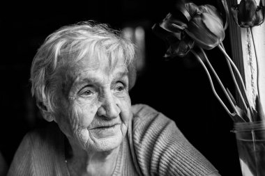 Yaşlı bir kadının portresi. Siyah beyaz fotoğraf..