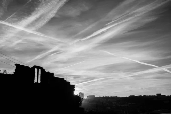 Silueta Edificio Abandonado Contra Cielo Fotografía Blanco Negro —  Fotos de Stock