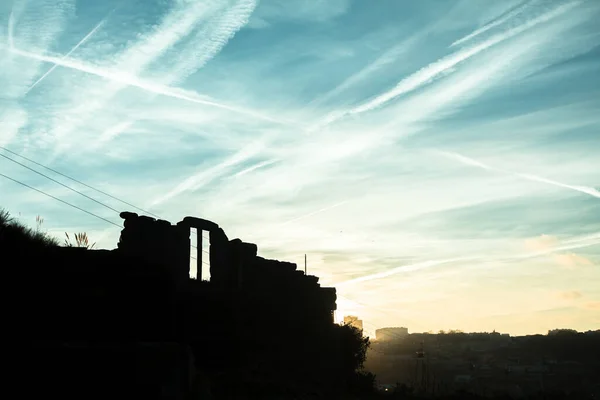 Edifício Abandonado Fundo Céu Durante Pôr Sol — Fotografia de Stock