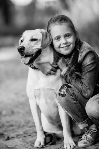 Niña Diez Años Con Perro Fotografía Blanco Negro —  Fotos de Stock