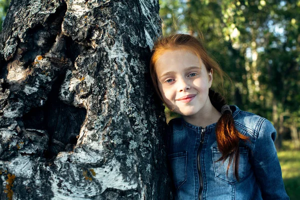 Dospívající Dívka Sedí Lese Blízkosti Břízy — Stock fotografie