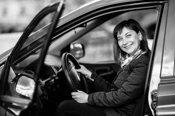 Portret Van Een Vrouw Zijn Nieuwe Auto Zwart Wit Foto — Stockfoto