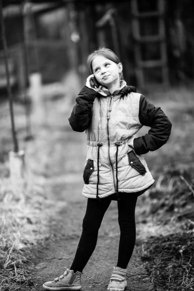 Десятилетняя Девочка Разговаривает Телефону Стоя Улице Черно Белая Фотография — стоковое фото