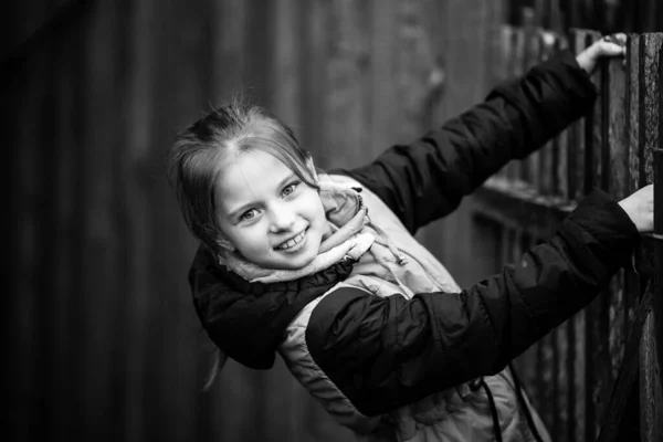 Portrait Petite Fille Près Clôture Village Photographie Noir Blanc — Photo