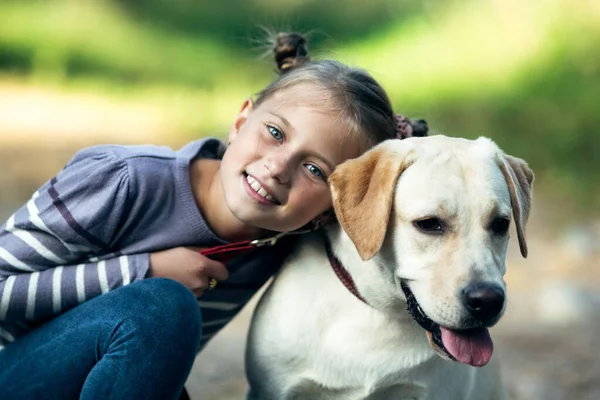 Portret Van Klein Meisje Met Een Hond Buiten Rechtenvrije Stockafbeeldingen