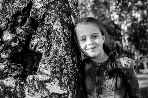 Nastolatka Siedząca Lesie Niedaleko Brzozy Czarno Białe Zdjęcie — Zdjęcie stockowe
