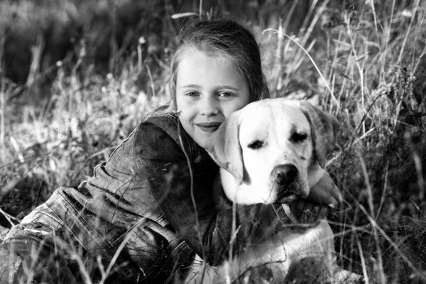 Uma Menina Está Relva Com Cão Foto Preto Branco — Fotografia de Stock