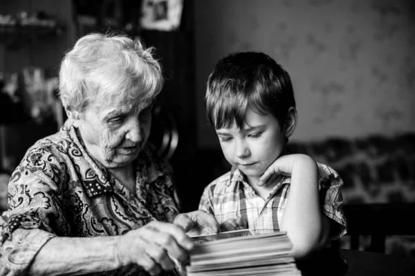 一个老妇人和孙子 黑白照片 — 图库照片
