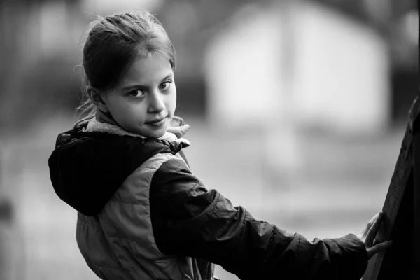Portret Van Een Klein Meisje Het Dorp Zwart Wit Foto — Stockfoto